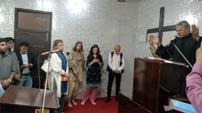 غیر ملکی صحافیوں کا جڑانوالہ میں ہجوم کے حملے کے بعد بحال شدہ گرجا گھروں کا دورہ