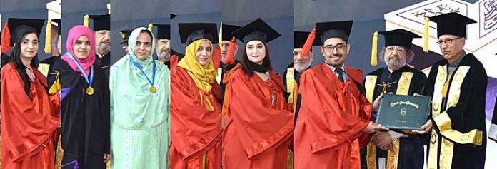 صدرِ مملکت ڈاکٹر عارف علوی نےقائداعظم یونیورسٹی کے 10ویں کانووکیشن کے موقع پر ٹاپ پوزیشن ہولڈرز کو میڈلز اور کامیاب طلباء کو ڈگریاں دیں