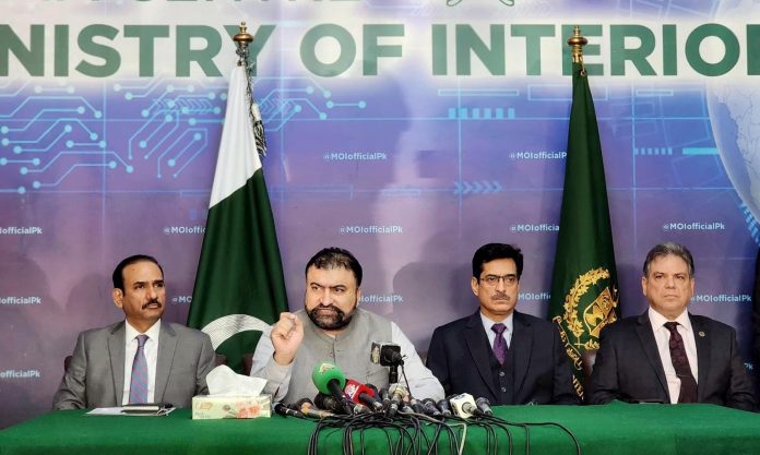 پاکستان میں موجود غیر قانونی غیر ملکیوں کو رضا کارانہ طور پر 31 اکتوبر تک ملک چھوڑنے کی مہلت ،وہ یکم نومبر تک واپس نہیں جاتے تو ڈی پورٹ کریں گے ، 31 اکتوبر تک افغانیوں کے لئے الیکٹرانک تذکرہ چلے گا اسکے بعد ویزہ پالیسی لاگو ہوگی ،وزیر داخلہ سرفراز بگٹی