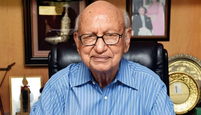 معروف قانون دان ایس ایم ظفر مقامی قبرستان میں سپرد خاک،نماز جنازہ میں اعلی عدلیہ کے ججزاورسینئر وکلاکی شرکت