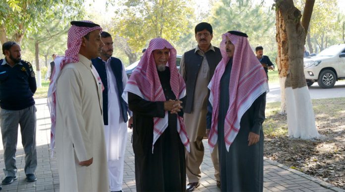 امام کعبہ کا بین الاقوامی اسلامی یونیورسٹی کے نیو کیمپس کا دورہ، صدر جامعہ نے امام کعبہ کو شاہ سلمان بن عبدالعزیز مسجد کے لیے مختص جگہ اور پلان پر بریفنگ دی