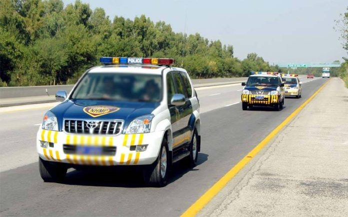 موٹروے پر شارٹ سرکٹ سے کار میں آتشزدگی
