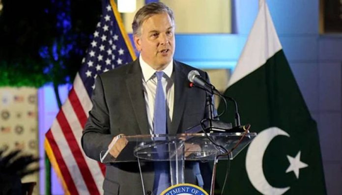 امریکی سفیر ڈونلڈ بلوم کا بلیو پاٹری انسٹی ٹیوٹ ملتان کا دورہ،بلیو پاٹری مصنوعات کی تیاری کے مختلف مراحل کا معائنہ کیا