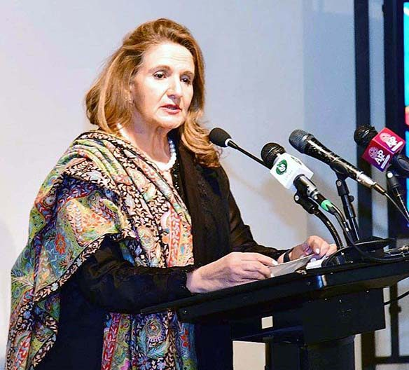 خصوصی افراد کو قومی دھارے کی اقتصادی سرگرمیوں کا حصہ بننے کے لئے مواقع فراہم کئے جائیں، بیگم ثمینہ علوی اسلام آباد۔6دسمبر (اے پی پی):صدر مملکت ڈاکٹر عارف علوی کی اہلیہ ثمینہ علوی نے خصوصی افراد کو قومی دھارے کی اقتصادی سرگرمیوں کا حصہ بننے میں مدد کرنے کے لئے مواقع فراہم کرنے کی ضرورت پر زور دیتے ہوئے کہا ہے کہ خصوصی افراد کو معاون ٹیکنالوجی اور بحالی کی خدمات تک رسائی فراہم کی جائے تو وہ معاشرے میں مثبت کردار ادا کر سکتے ہیں۔ بدھ کو یہاں نیٹ ورک آف آرگنائزیشنز ورکنگ ود پرسنز وِد ڈس ایبلٹیز پاکستان (این او ڈبلیو پی ڈی پی) کی گریجویشن تقریب سے خطاب کرتے ہوئے انہوں نے کہا کہ یہ ریاست اور معاشرے کی مشترکہ ذمہ داری ہے کہ خصوصی افراد کی شمولیت کو یقینی بنایا جائے۔ ثمینہ علوی نے کہا کہ خصوصی افراد ملک کی آبادی کا 10 سے 12 فیصد ہیں تاہم ان کی معاشرے اور عوامی سطح پر نمائندگی کی کمی ہے۔ انہوں نے اس بات پر افسوس کا اظہار کیا کہ معذوری کے بارے میں منفی رویوں کی وجہ سے خاندانوں نے اپنے ایسے افراد کو گھروں تک محدود رکھا اور ان کی بیرونی سرگرمیوں سے گریز کرتے ہیں۔ اس کے علاوہ، عوامی عمارتوں اور پارکوں میں ریمپس جیسے بنیادی ڈھانچے کی کمی بھی معذور افراد کی نقل و حرکت کو محدود کرتی ہے۔ ثمینہ علوی نے معاشرے میں ان کی شمولیت کو یقینی بنانے کے لئے مرکزی دھارے کے سکولوں میں ایسے طلباء کو تعلیم فراہم کرنے پر زور دیا۔ انہوں نے اساتذہ کی تربیت اور معاشرے کو حساس بنانے پر زور دیا کہ اگر خصوصی افراد کو معاون ٹیکنالوجی اور بحالی کی خدمات سمیت وسیع مواقع فراہم کئے جائیں تو وہ معاشرے میں مثبت کردار ادا کر سکتے ہیں۔ انہوں نے کہا کہ ایوان صدر کے پلیٹ فارم سے خصوصی افراد کو مرکزی دھارے میں لانے کے بارے میں شعور اجاگر کرنے کے لئے ایک جامع آگاہی مہم چلائی گئی ہے، اس مہم کو غیر سرکاری تنظیموں، چیمبرز آف کامرس اور میڈیا کی حمایت حاصل رہی ہے۔ انہوں نے سرکاری اور نجی شعبے کے محکموں بشمول بینکوں، چیمبرز آف کامرس اور ویلفیئر فاؤنڈیشنز پر زور دیا کہ وہ خصوصی افراد کو ایڈجسٹ کرنے کے لئے جامع پالیسیاں اختیار کریں۔ انہوں نے اس بات کی تعریف کی کہ حکومت اور بینک خصوصی افراد کی مالی خود انحصاری کو یقینی بنانے کے لئے انہیں آسان قرضے فراہم کر رہے ہیں۔ نیز، حکومت یونیورسٹیوں اور دیگر تعلیمی اداروں میں ایسے طلباء کو وظائف اور فیسوں میں چھوٹ دے رہی ہے۔ ثمینہ علوی نے سرکاری ملازمتوں میں خصوصی افراد کے لئے مختص کوٹہ کو پورا کرنے کی ضرورت پر زور دیا اور نجی شعبے پر بھی زور دیا کہ وہ اس کی پیروی کریں۔ انہوں نے اس بات پر اطمینان کا اظہار کیا کہ این او ڈبلیو پی ڈی پی ایسے افراد کو مارکیٹ کی ضروریات کے مطابق ہنر پر مبنی تربیت دے رہا ہے اور انہیں روزگار حاصل کرنے میں مدد فراہم کر رہا ہے۔ خصوصی افراد کو قومی دھارے کی اقتصادی سرگرمیوں کا حصہ بننے کے لئے مواقع فراہم کئے جائیں، بیگم ثمینہ علوی اسلام آباد۔6دسمبر (اے پی پی):صدر مملکت ڈاکٹر عارف علوی کی اہلیہ ثمینہ علوی نے خصوصی افراد کو قومی دھارے کی اقتصادی سرگرمیوں کا حصہ بننے میں مدد کرنے کے لئے مواقع فراہم کرنے کی ضرورت پر زور دیتے ہوئے کہا ہے کہ خصوصی افراد کو معاون ٹیکنالوجی اور بحالی کی خدمات تک رسائی فراہم کی جائے تو وہ معاشرے میں مثبت کردار ادا کر سکتے ہیں۔ بدھ کو یہاں نیٹ ورک آف آرگنائزیشنز ورکنگ ود پرسنز وِد ڈس ایبلٹیز پاکستان (این او ڈبلیو پی ڈی پی) کی گریجویشن تقریب سے خطاب کرتے ہوئے انہوں نے کہا کہ یہ ریاست اور معاشرے کی مشترکہ ذمہ داری ہے کہ خصوصی افراد کی شمولیت کو یقینی بنایا جائے۔ ثمینہ علوی نے کہا کہ خصوصی افراد ملک کی آبادی کا 10 سے 12 فیصد ہیں تاہم ان کی معاشرے اور عوامی سطح پر نمائندگی کی کمی ہے۔ انہوں نے اس بات پر افسوس کا اظہار کیا کہ معذوری کے بارے میں منفی رویوں کی وجہ سے خاندانوں نے اپنے ایسے افراد کو گھروں تک محدود رکھا اور ان کی بیرونی سرگرمیوں سے گریز کرتے ہیں۔ اس کے علاوہ، عوامی عمارتوں اور پارکوں میں ریمپس جیسے بنیادی ڈھانچے کی کمی بھی معذور افراد کی نقل و حرکت کو محدود کرتی ہے۔ ثمینہ علوی نے معاشرے میں ان کی شمولیت کو یقینی بنانے کے لئے مرکزی دھارے کے سکولوں میں ایسے طلباء کو تعلیم فراہم کرنے پر زور دیا۔ انہوں نے اساتذہ کی تربیت اور معاشرے کو حساس بنانے پر زور دیا کہ اگر خصوصی افراد کو معاون ٹیکنالوجی اور بحالی کی خدمات سمیت وسیع مواقع فراہم کئے جائیں تو وہ معاشرے میں مثبت کردار ادا کر سکتے ہیں۔ انہوں نے کہا کہ ایوان صدر کے پلیٹ فارم سے خصوصی افراد کو مرکزی دھارے میں لانے کے بارے میں شعور اجاگر کرنے کے لئے ایک جامع آگاہی مہم چلائی گئی ہے، اس مہم کو غیر سرکاری تنظیموں، چیمبرز آف کامرس اور میڈیا کی حمایت حاصل رہی ہے۔ انہوں نے سرکاری اور نجی شعبے کے محکموں بشمول بینکوں، چیمبرز آف کامرس اور ویلفیئر فاؤنڈیشنز پر زور دیا کہ وہ خصوصی افراد کو ایڈجسٹ کرنے کے لئے جامع پالیسیاں اختیار کریں۔ انہوں نے اس بات کی تعریف کی کہ حکومت اور بینک خصوصی افراد کی مالی خود انحصاری کو یقینی بنانے کے لئے انہیں آسان قرضے فراہم کر رہے ہیں۔ نیز، حکومت یونیورسٹیوں اور دیگر تعلیمی اداروں میں ایسے طلباء کو وظائف اور فیسوں میں چھوٹ دے رہی ہے۔ ثمینہ علوی نے سرکاری ملازمتوں میں خصوصی افراد کے لئے مختص کوٹہ کو پورا کرنے کی ضرورت پر زور دیا اور نجی شعبے پر بھی زور دیا کہ وہ اس کی پیروی کریں۔ انہوں نے اس بات پر اطمینان کا اظہار کیا کہ این او ڈبلیو پی ڈی پی ایسے افراد کو مارکیٹ کی ضروریات کے مطابق ہنر پر مبنی تربیت دے رہا ہے اور انہیں روزگار حاصل کرنے میں مدد فراہم کر رہا ہے۔
