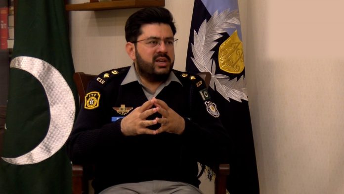 ٹریفک قوانین پر سختی سے عمل درآمد اور جرمانے کی رقم میں اضافے سے ٹریفک کی خلاف ورزیوں میں نمایاں کمی ہوئی ہے، ڈرائیونگ لائسنس اور چالان جمع کرانے کیلئے ون ونڈو اور ای سسٹم کا آغاز کر دیا ہے، چیف ٹریفک آفیسر اسلام آباد محمد سرفراز ورک