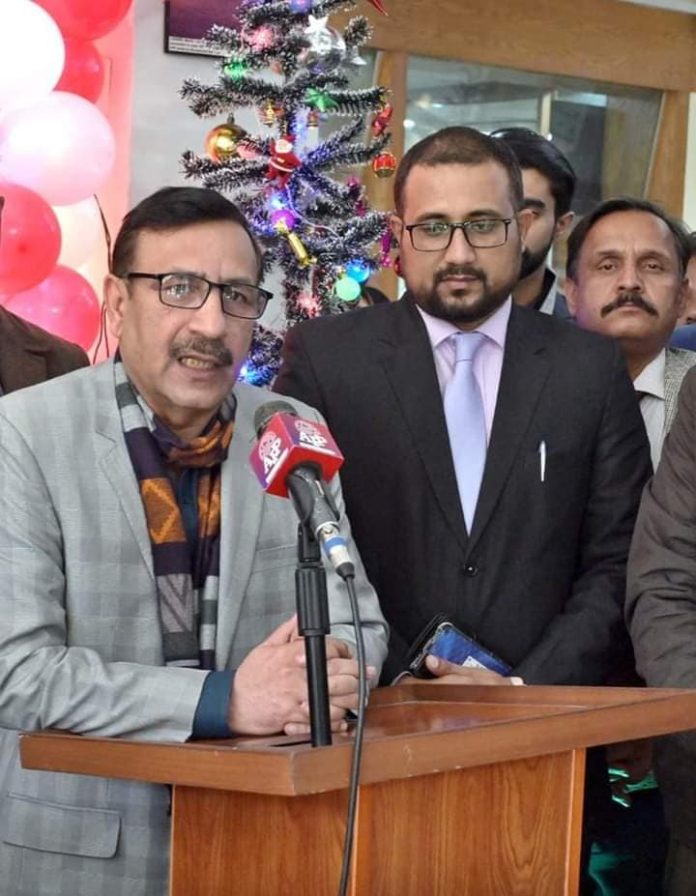 اے پی پی میں کرسمس کےحوالے سے کیک کاٹنے کی خصوصی تقریب کا اہتمام ، ایم ڈی اے پی پی محمد عاصم کھچی کا مسیحی ملازمین کے لیے نیک تمناؤں کا اظہار