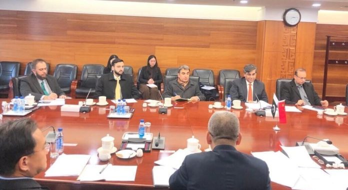 وفاقی نگران وزیر تجارت و صنعت ڈاکٹر گوہر اعجاز سے چین کے نائب وزیر تجارت لی فی کی ملاقات