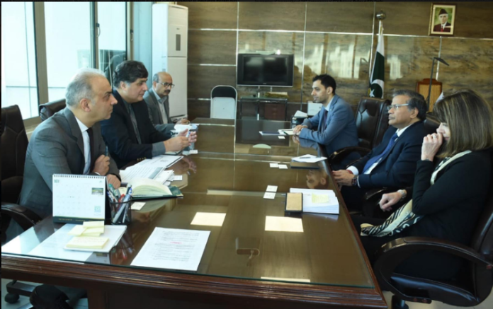 نگران وفاقی وزیر برائے نجکاری فواد حسن فواد سے برطانوی ہائی کمیشن کے وفد کی ملاقات