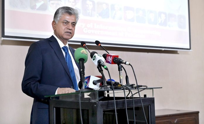 نگران حکومت آئین کے خلاف کوئی اقدام نہیں اٹھائے گی، سابق چیئرمین پی ٹی آئی پر سنگین الزامات ہیں، انہیں سزا ہو چکی ہے، کوئی بھی ملک سنگین جرائم میں ملوث کسی شخص تک میڈیا کو رسائی فراہم نہیں کرتا، مرتضیٰ سولنگی