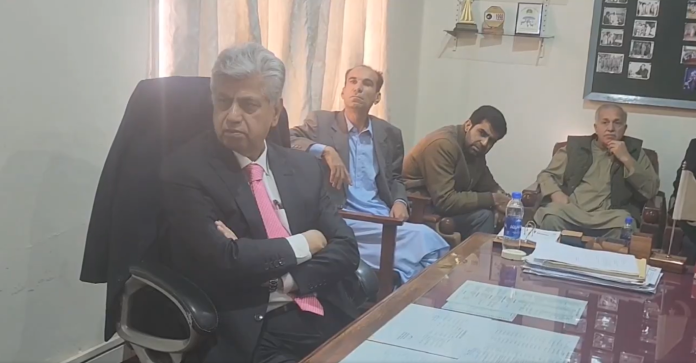 نگران وفاقی وزیر اطلاعات و نشریات مرتضیٰ سولنگی کا ریڈیو پاکستان کوئٹہ سٹیشن کا تفصیلی دورہ