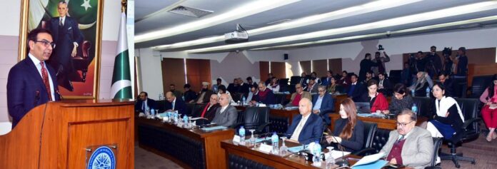حکومت تیل اور گیس کے شعبہ میں سرمایہ کاری کو راغب کرنے کے لئے اقدامات اٹھا رہی ہے، نگران وزیر توانائی محمد علی کا سیمینار سے خطاب