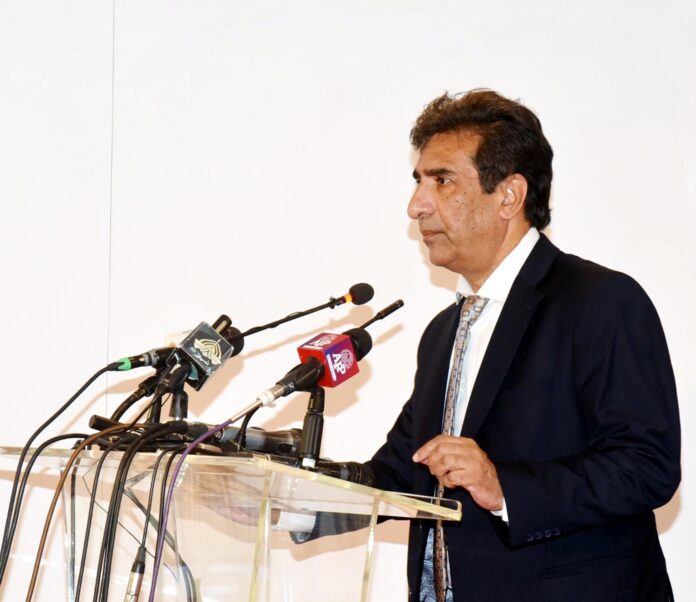 انٹرنیٹ اور سوشل میڈیانے دنیا میں انقلاب برپا کر دیا ہے، سیاسی جماعتوں کو معاشرے کی بہتری اور عوامی فلاح و بہبود کے لئے جدید ذرائع کو مثبت انداز میں بروئے کار لانا چاہئے، پرنسپل انفارمیشن آفیسر طارق محمود خان