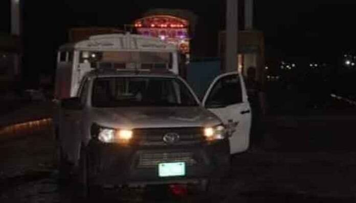 کوہاٹ، انڈس ہائی وے پر لاچی ٹول پلازہ کے قریب پولیس چیک پوسٹ پر حملہ، 3 پولیس اہلکاروں سمیت 4 افراد شہید کوہاٹ، انڈس ہائی وے پر لاچی ٹول پلازہ کے قریب پولیس چیک پوسٹ پر حملہ، 3 پولیس اہلکاروں سمیت 4 افراد شہید