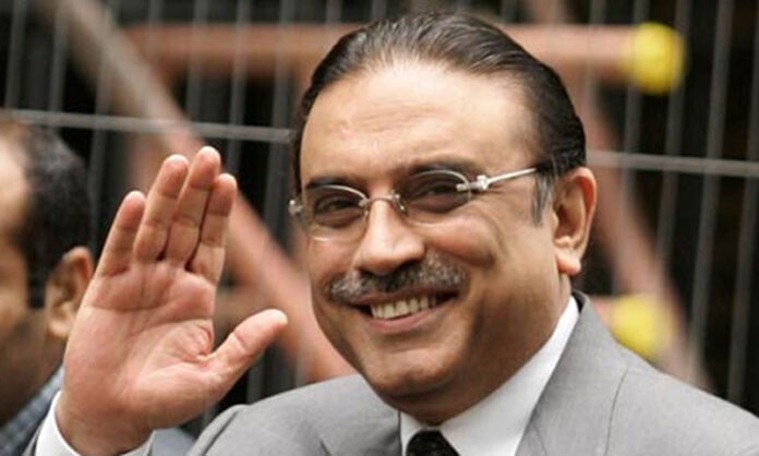 آصف علی زرداری نے اسمبلی ہال کی مہمانوں کی گیلری میں موجود اپنی بیٹیوں کے ہاتھوں کا بوسہ لیا
