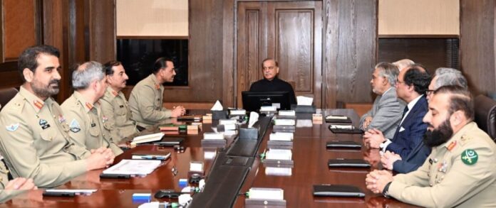 وزیراعظم کی مسلح افواج کی آپریشنل تیاریوں کو یقینی بنانے کے لئے درکار تمام وسائل فراہم کرنے کی یقین دہانی، شہباز شریف کا کابینہ کے اہم اراکین کے ہمراہ جی ایچ کیوراولپنڈی کا دورہ