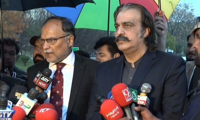 وزیراعظم شہباز شریف سے ملاقات میں صوبے کے مسائل کے حوالے سے بات چیت ہوئی ، وزیراعظم نے بھرپور حمایت کا یقین دلایا ہے، وزیر اعلیٰ خیبرپختونخوا علی امین گنڈا پور کی وفاقی وزراء احسن اقبال اور امیر مقام کے ہمراہ میڈیا سے گفتگو