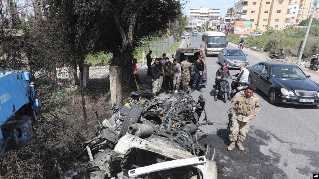 لبنان پر اسرائیلی حملوں میں 9 افراد ہلاک ، 7 زخمی ہوگئے بیروت ۔28مارچ (اے پی پی):لبنان پر اسرائیلی حملوں میں 9 افراد ہلاک اور 7 زخمی ہوگئے ہیں۔ شنہو ا کے مطابق لبنانی فوجی ذرائع نے بتایا کہ جنوبی لبنان کے کئی قصبوں اور دیہاتوں کو نشانہ بنانے والے اسرائیلی فضائی حملوں میں 9 افراد ہلاک اور 7 زخمی ہو ئے۔ادھر،لبنان کی تنظیم حزب اللہ کا کہنا ہے کہ اس کے جنگجوؤں نے کریات شمونہ بیرکوں میں اسرائیل کی 769ویں بریگیڈ کے ہیڈ کوارٹر پر درجنوں راکٹوں کے ساتھ ساتھ رویسات العالم، برانیت، مسکاو ام، اور رامیم سمیت کئی دیگر اسرائیلی مقامات پر حملہ کیا ہے۔لبنانی سکیورٹی ذرائع کے مطابق حزب اللہ اور اسرائیل کے درمیان جھڑپوں میں لبنان کے 388 افراد ہلاک ہو چکے جن میں حزب اللہ کے 247 ارکان اور 73 عام شہری شامل ہیں۔ ■