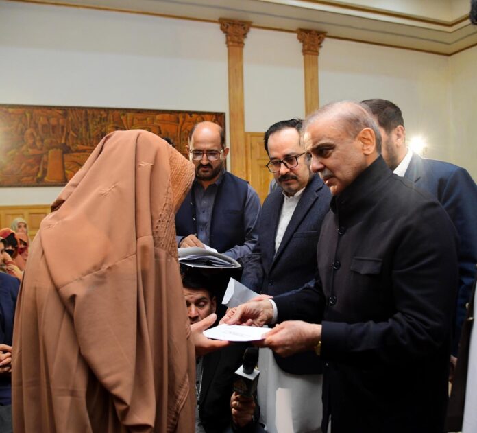 وزیراعظم محمد شہبازشریف نے خیبرپختونخوا میں طوفانی بارشوں اور برفباری سے جاں بحق افراد کے ورثا اور زخمیوں میں معاوضے کے چیک تقسیم کئے
