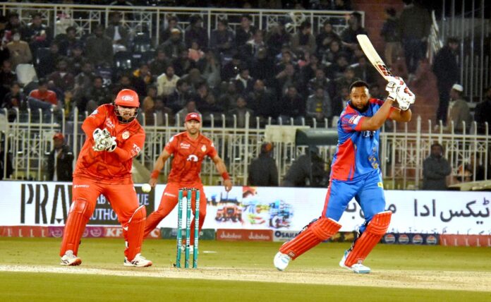پاکستان سپر لیگ کے نویں ایڈیشن میں اسلام آباد یونائیٹڈ نے اہم میچ میں کراچی کنگز کو 5 وکٹوں سے شکست دے کر 2 قیمتی پوائنٹس حاصل کر لیے