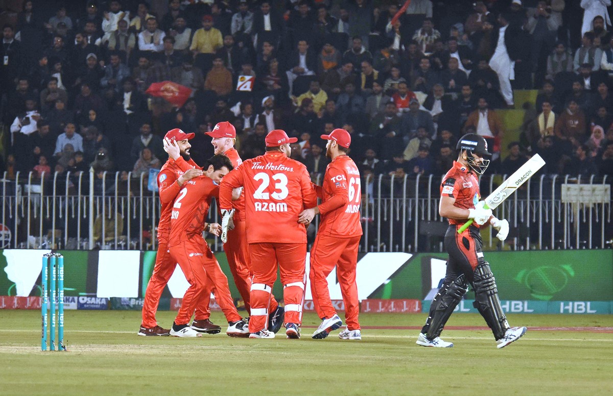 پاکستان سپر لیگ کے نویں ایڈیشن میں لاہور قلندرز نے اسلام آباد یونائیٹڈ کو دلچسپ مقابلے کے بعد 18 رنز سے ہرا کر پہلی کامیابی حاصل کر لی