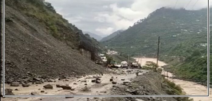Srinagar-Jammu Highway closed