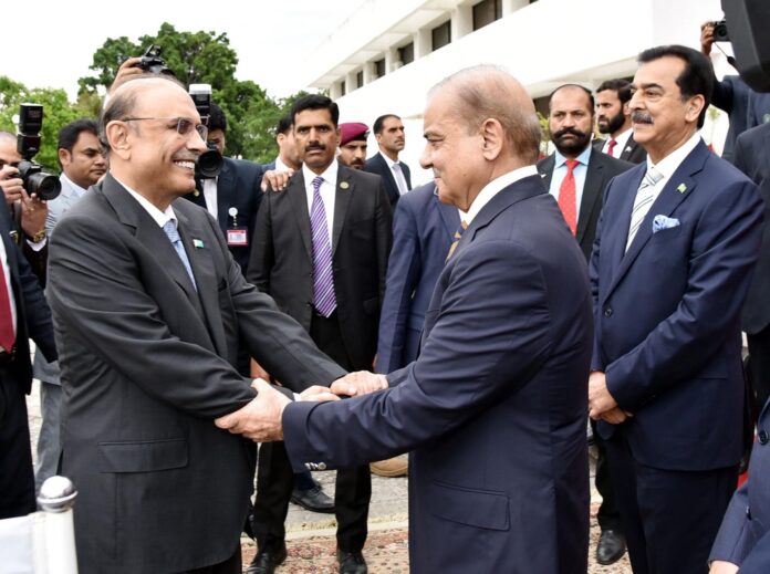 صدر مملکت آصف علی زرداری کا پارلیمنٹ ہائوس پہنچنے پر وزیراعظم شہباز شریف نے استقبال کیا