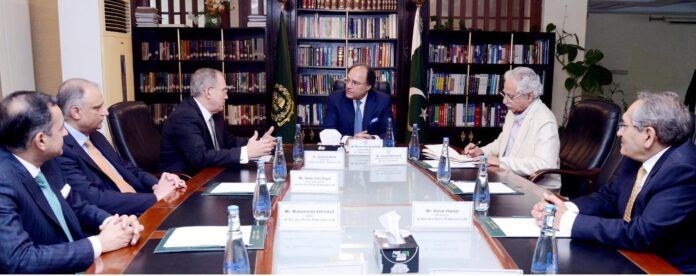 وفاقی وزیر خزانہ اور محصولات سینیٹر محمد اورنگزیب سےالبرکہ بینک پاکستان لمیٹڈ کے بورڈ آف ڈائریکٹرز اور تمام غیر ملکی شیئر ہولڈرز کی ملاقات