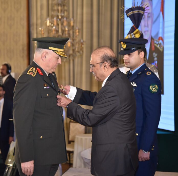صدر آصف علی زرداری نے ترک چیف آف جنرل سٹاف جنرل متین گورک کو نشان امتیاز ملٹری سے نوازا
