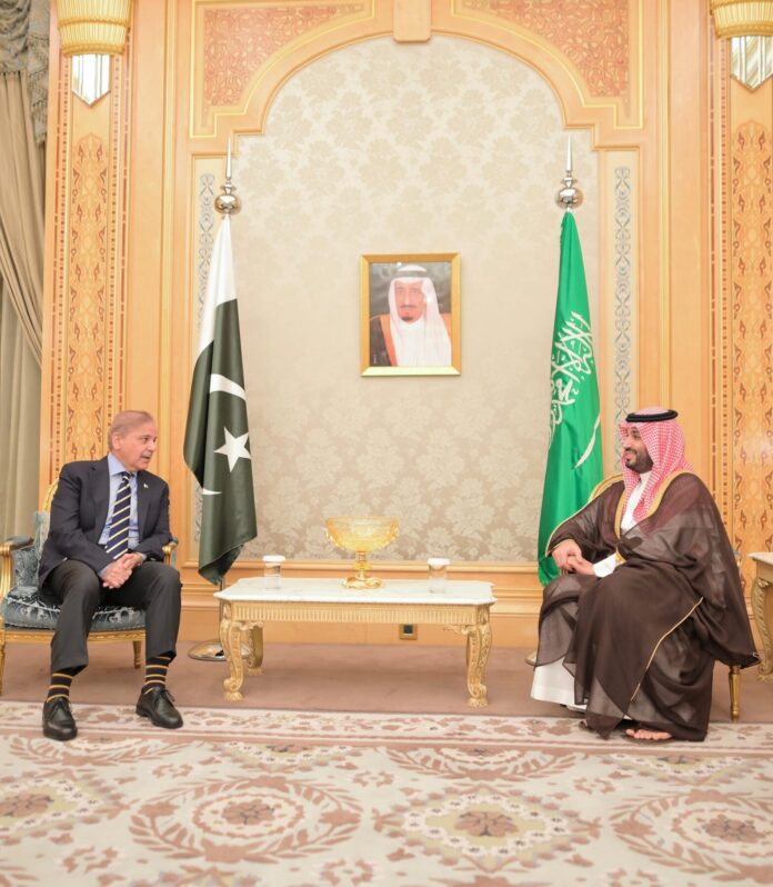 وزیراعظم شہباز شریف کی سعودی ولی عہد محمد بن سلمان سے ملاقات ،مختلف شعبوں میں تعاون کو مزید بڑھانے پر اتفاق