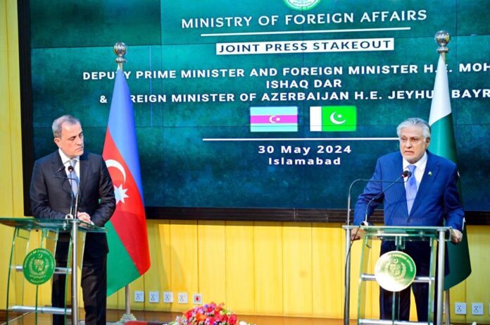 پاکستان اور آذربائیجان کا تجارت، سرمایہ کاری، توانائی اور رابطوں سمیت متعدد شعبوں میں تعاون بڑھانے کے عزم کا اظہار ، نائب وزیراعظم محمد اسحاق ڈار اور آذربائیجان کے وزیر خارجہ جیہون بیراموف کی مشترکہ پریس کانفرنس