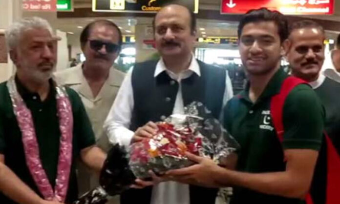 قومی ہاکی ٹیم اذلان شاہ ٹورنامنٹ میں سلور میڈل جیتنے کے بعد وطن واپس پہنچ گئی، ٹیم کا شاندار استقبال