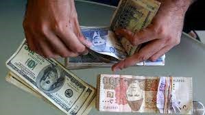 انٹر بینک مارکیٹ میں امریکی ڈالر کے مقابلے میں پاکستانی روپے کی قیمت میں کمی ریکارڈ