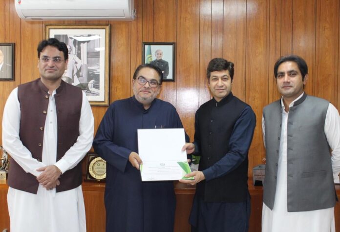 دبئی میں پاکستانی قونصل جنرل حسین محمد سے پاکستان سوشل سینٹر شارجہ کے صدر خالد حسین چوہدری ا ور ان کی ٹیم کی ملاقات