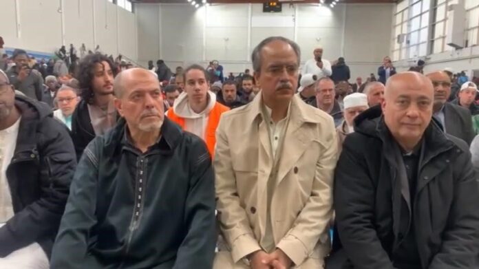 پاکستانی سفیر عاصم افتخار نے پاکستانیوں سمیت مسلم برادری کے ارکان کے ہمراہ نماز عید ادا کی