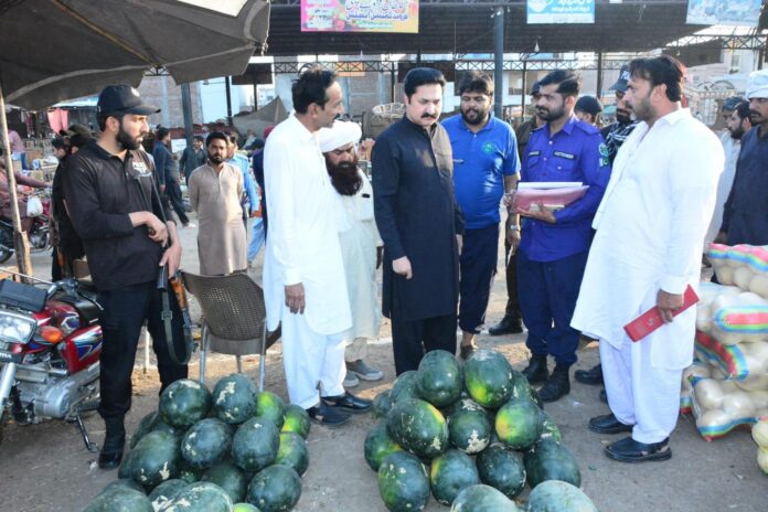 ڈپٹی کمشنر صفدر حسین ورک کا علیٰ الصبح سبزی و فروٹ منڈی گجرات کا دورہ