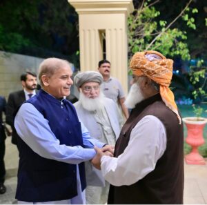 وزیراعظم شہباز شریف کی مولانا فضل الرحمان کی رہائش پر آمد ،خیریت دریافت کی