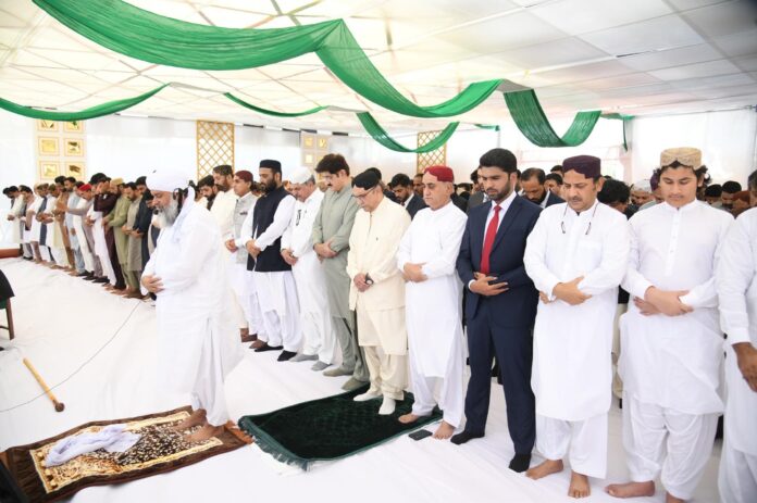 صدرمملکت آصف علی زرداری نے عید کی نماز زرداری ہاؤس نواب شاہ میں ادا کی