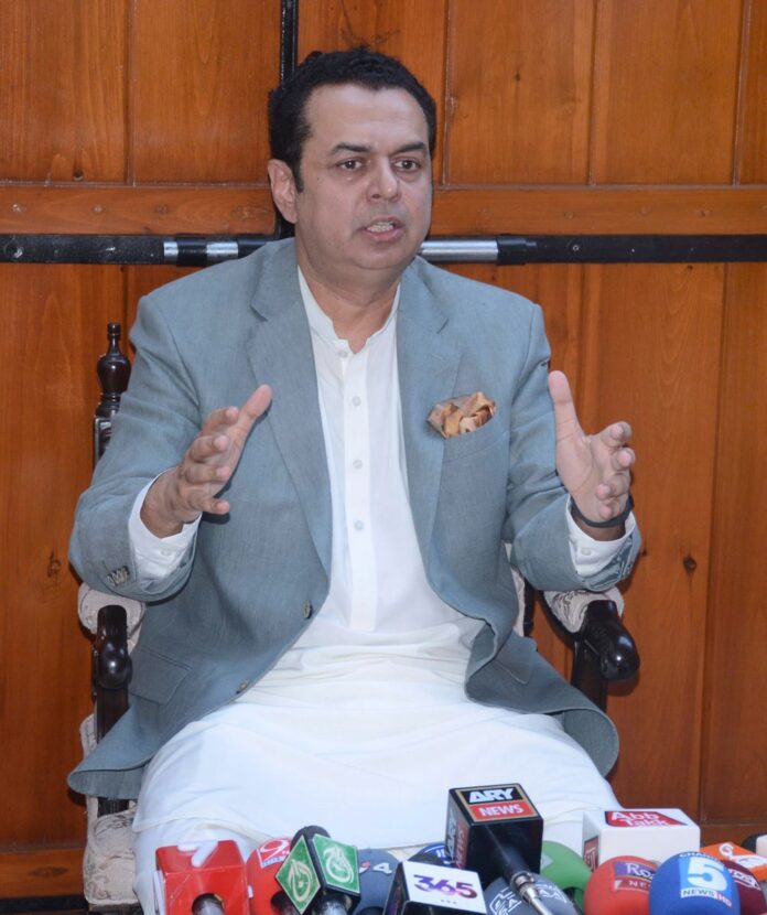 فسادیوں کا ٹولہ ملک میں نفرت وبدامنی پھیلانا چاہتا ہے،قانون سازی ہرصورت ہوگی،کوئی پارلیمنٹ کونہیں روک سکتا،سینیٹرطلال چوہدری کی پریس کانفرنس فسادیوں کا ٹولہ ملک میں نفرت وبدامنی پھیلانا چاہتا ہے،قانون سازی ہرصورت ہوگی،کوئی پارلیمنٹ کونہیں روک سکتا،سینیٹرطلال چوہدری کی پریس کانفرنس