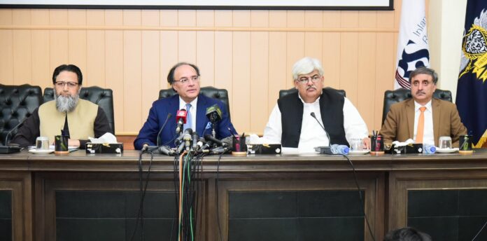 تین لاکھ مینوفیکچررز میں سے صرف 14فیصد ٹیکس کی ادائیگی کے لئے رجسٹرڈ ہیں، ٹیکس فراڈ میں ملوث افراد اور کمپنیوں کے خلاف سخت کارروائی کی جارہی ہے، وزیرخزانہ سینیٹرمحمداورنگزیب کی پریس کانفرنس