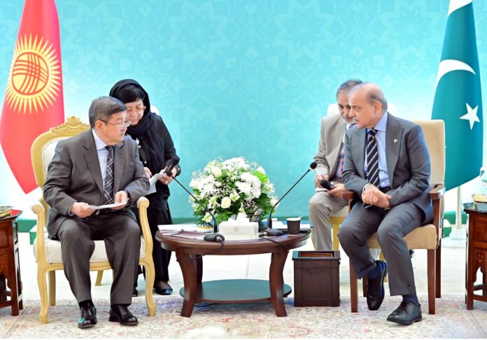وزیر اعظم شہبازشریف کا پاکستان اور کرغزستان کے درمیان دوطرفہ تعلقات بالخصوص تجارت اور مواصلات کے شعبوں میں تعاون کو مزید مستحکم کرنے کے عزم کا اعادہ Prime Minister Shehbaz Sharif