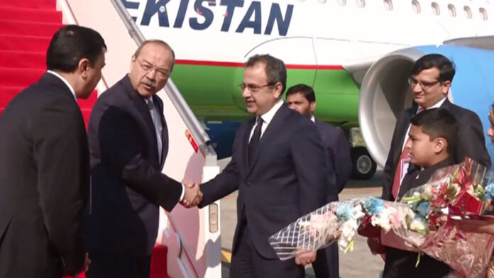 ازبک وزیراعظم عبداللہ اریپوف شنگھائی تعاون تنظیم اجلاس میں شرکت کے بعد وطن روانہ