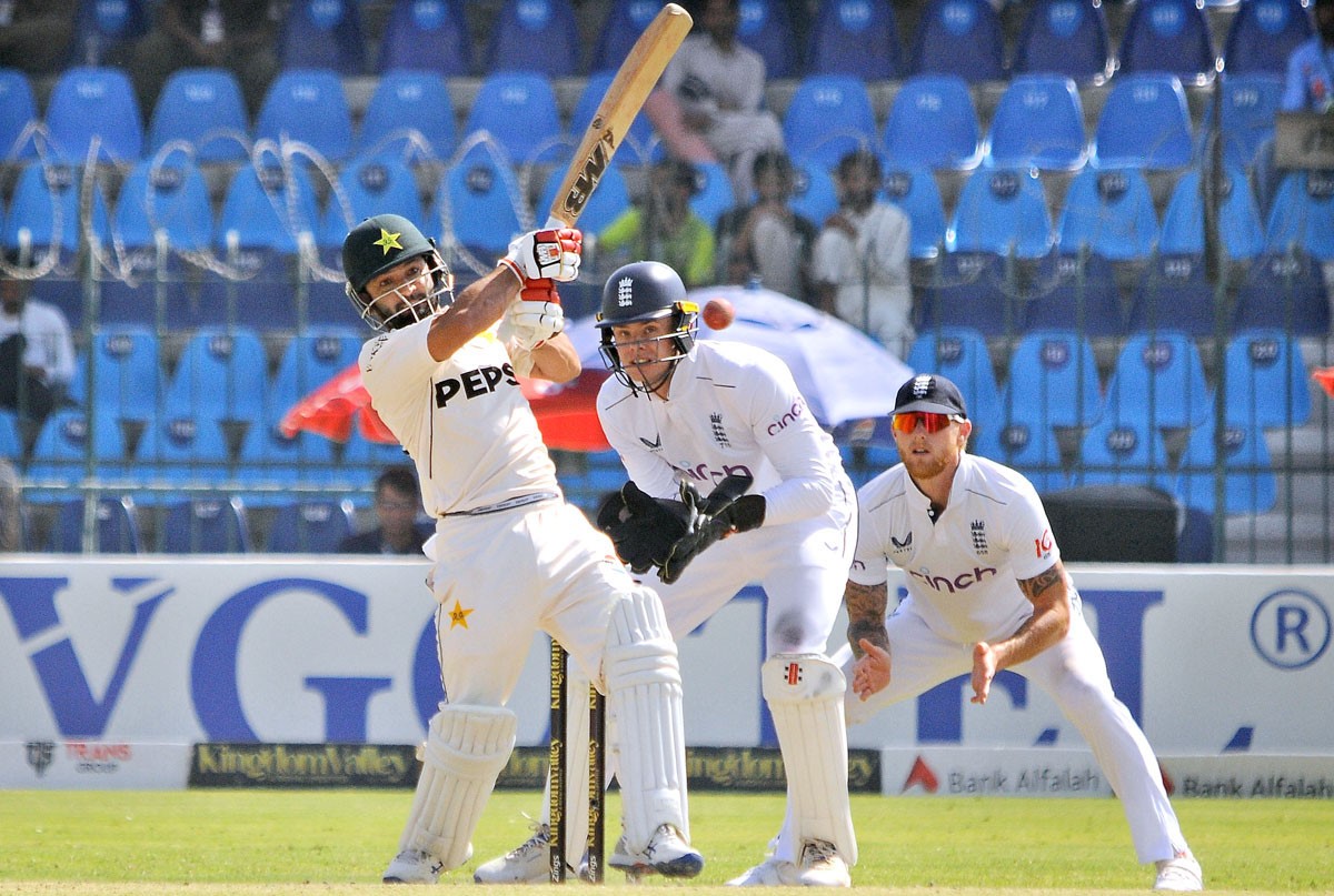 پاکستان نے انگلینڈ کے خلاف دوسرے ٹیسٹ میچ کی پہلی اننگز میں پانچ وکٹوں کے نقصان پر 259 رنز بنا لئے،کامران غلام کی ڈیبیوسنچری