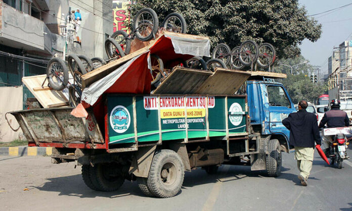 لاہور کی ضلعی انتظامیہ کی کارروائی،250سے زائد عارضی تجاوزات کا سامان ضبط کر لیا