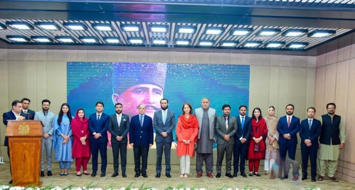 وزیر اعظم محمد شہباز شریف سے انفارمیشن گروپ کے 51ویں کامن ٹریننگ پروگرام کے پروبیشنری افسران کی ملاقات