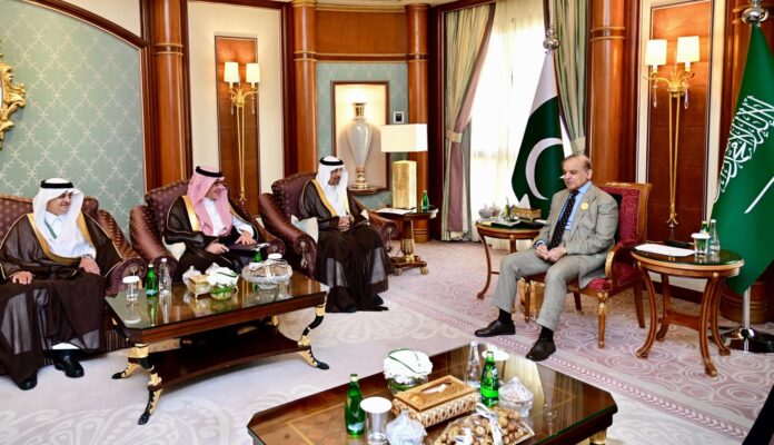 پاکستان اور سعودی عرب کے درمیان دہائیوں پر محیط برادرانہ تعلقات ہر گزرتے دن کے ساتھ مزید مضبوط ہو رہے ہیں، پاکستان کی ہنرمند افرادی قوت کیلئے سعودی عرب میں روزگار کے مواقع کے حوالہ سے جلد بڑی پیشرفت متوقع ہے، وزیراعظم شہباز شریف