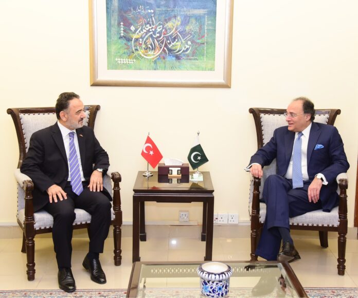 وفاقی وزیر خزانہ سینیٹر محمد اورنگزیب سے ترکیہ کے سفیر عرفان نذیر اوگلو کی ملاقات