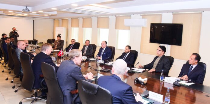 وفاقی وزیر خزانہ سینیٹر محمد اورنگزیب سے اے پی ایم ٹرمینلز کے چیف ایگزیکٹو آفیسر کی ملاقات