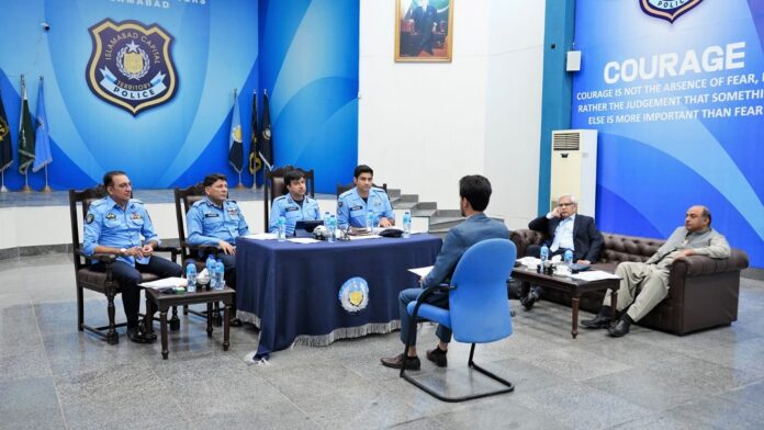 اسلام آ باد ٹریفک پولیس ایجوکیشن ونگ کی شہریوں کیلئے ٹریفک قوانین اور روڈ سیفٹی کے متعلق آگاہی مہم ، شہریوں میں زیر تعمیر فلائی اوورز اور انڈر پاسز کے متعلق ڈائیورشن پلان تقسیم