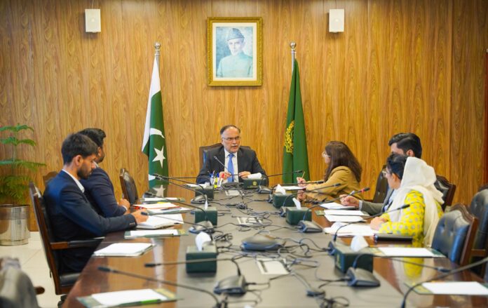 پاکستان چینی صنعتوں کو زمین فراہم کرے گا، انفراسٹرکچر، مارکیٹ اور ان زونز کا انتظام وہ خود کریں گے، صنعتی زونز کے لیے ون ونڈو سہولت فراہم کی جائے گی، وفاقی وزیر احسن اقبال کی زیر صدارت ماڈل سپیشل اکنامک زونز پر اجلاس