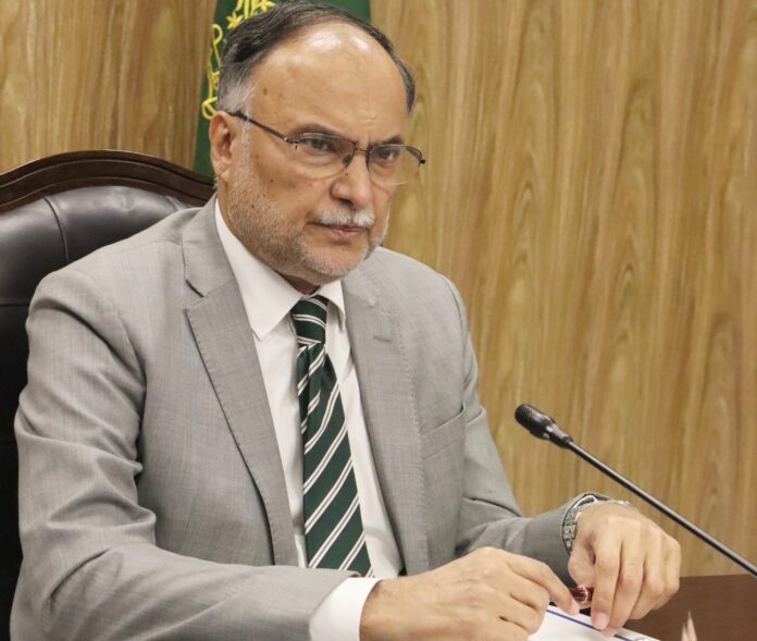 ملک کا روشن مستقبل اڑان پاکستان منصوبہ کی کامیابی سے وابستہ ہے، معاشی ترقی کیلئے استحکام وبرآمدات کا فروغ وقت کی اہم ضرورت ہے۔ احسن اقبال